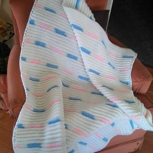 Baby or child's acrylic yarn blanket NWT.